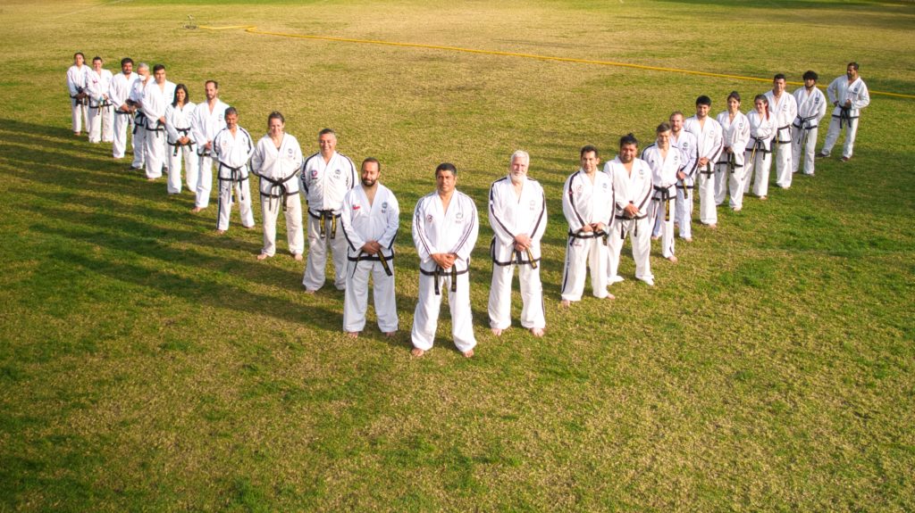 Equipo de Taekwondo ITF en Chile, miembros de ONT, con su maestro encabezando la formación,  Sajium Nim Eduardo Oviedo
